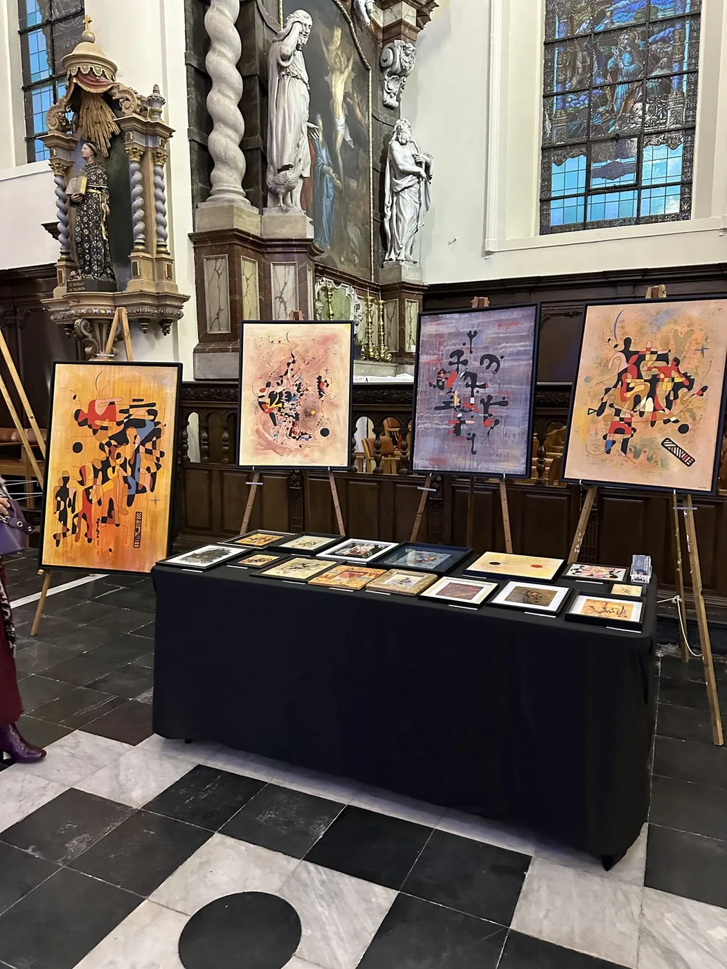 Kunstwerken opgesteld in de historische Sint-Denijskerk in Kalken