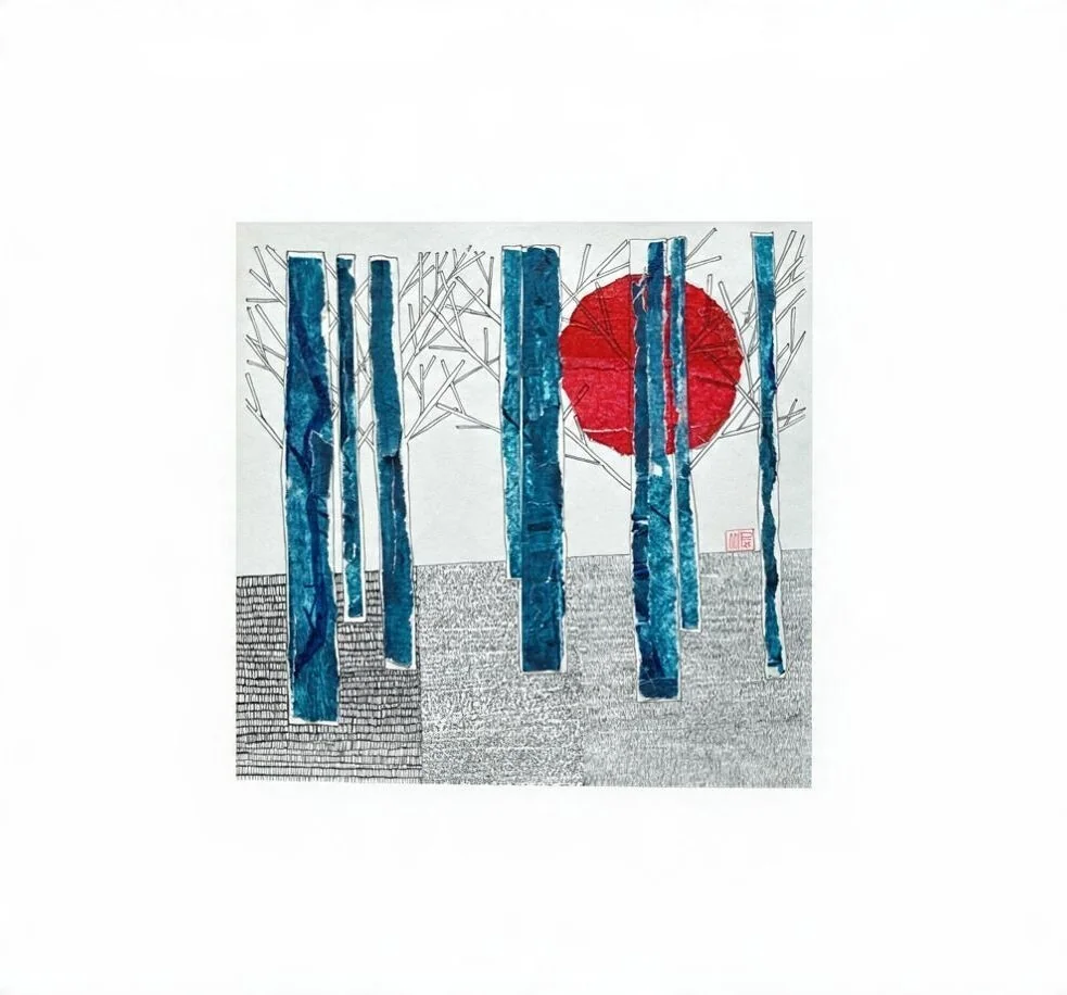 Abstract werk met verticale blauwe vormen en een rode cirkel.